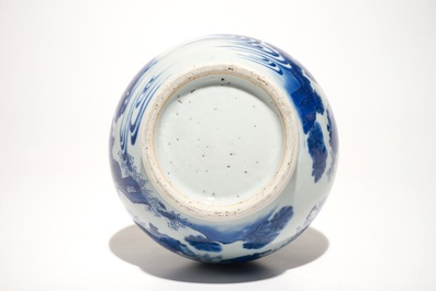 Un vase de forme bouteille en porcelaine de Chine bleu et blanc, &eacute;poque Transition
